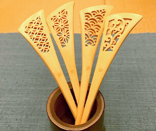 Kỹ thuật điêu khắc trên trâm cài gỗ. Ảnh : yonoya.com